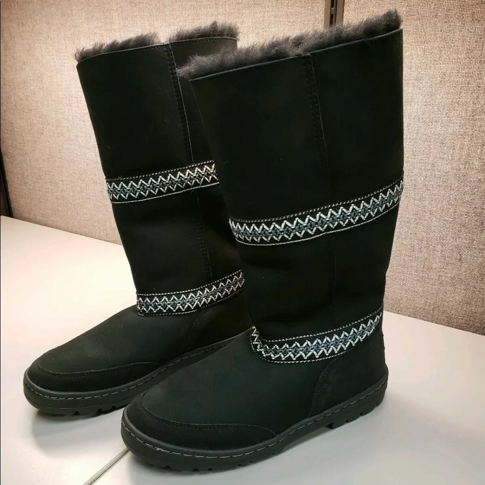 UGG Sundance revival black fashion boots size 8